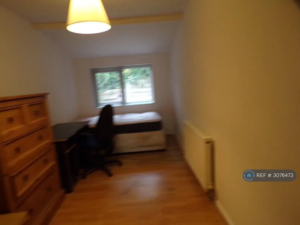 8 bedroom end of terrace house for rent