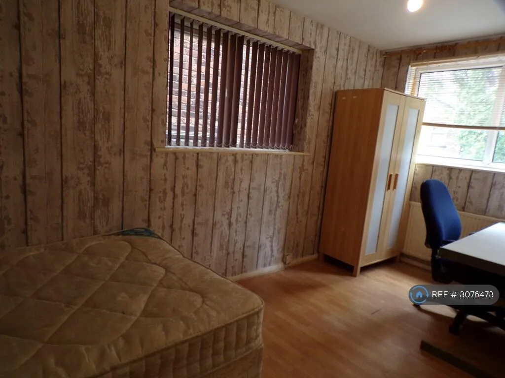 8 bedroom end of terrace house for rent