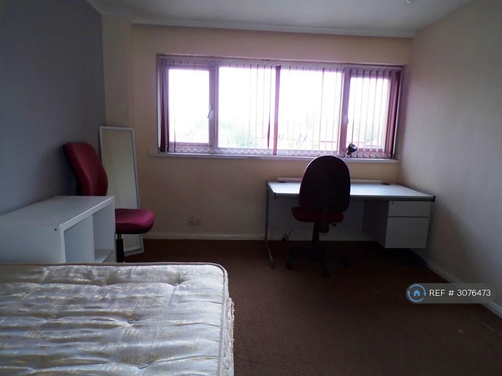 8 bedroom end of terrace house for rent