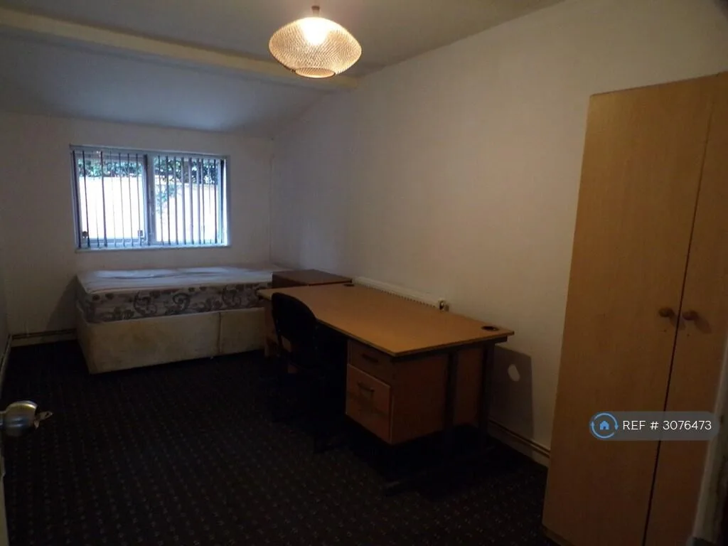 8 bedroom end of terrace house for rent