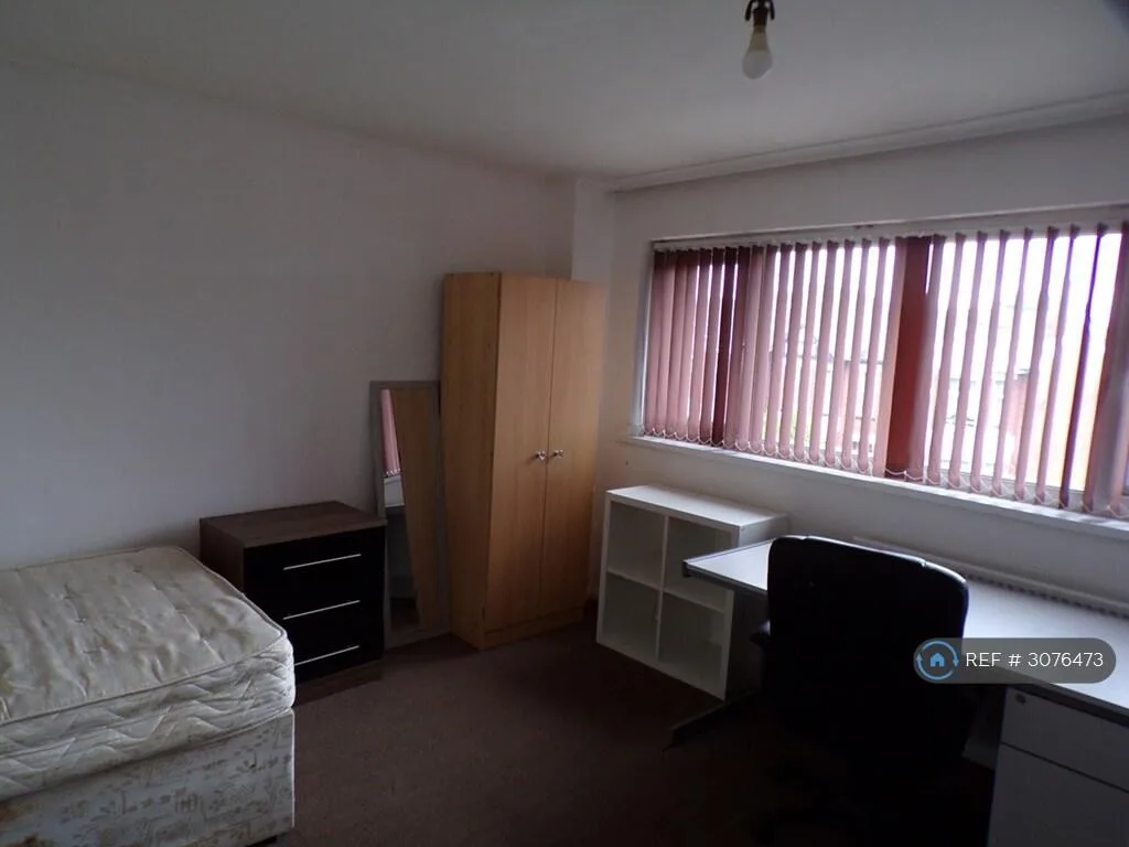8 bedroom end of terrace house for rent