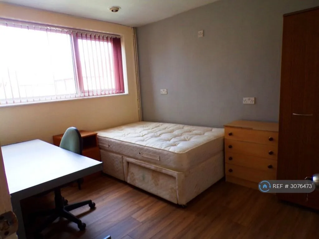 8 bedroom end of terrace house for rent