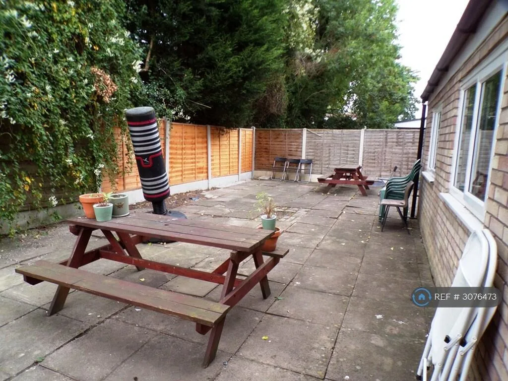 8 bedroom end of terrace house for rent