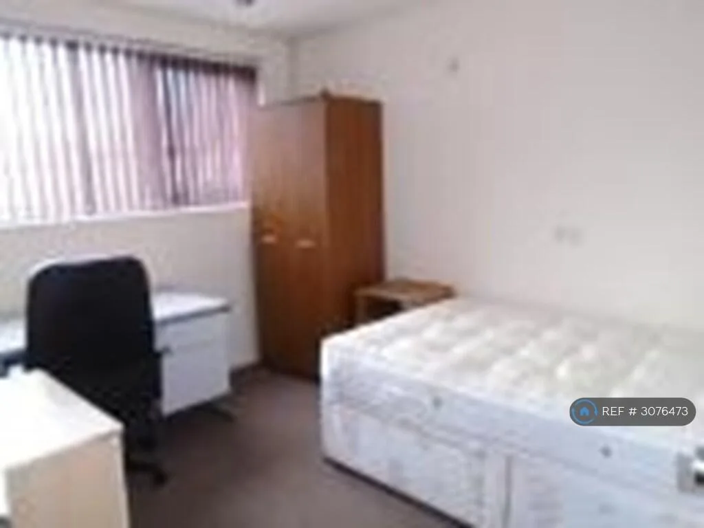 8 bedroom end of terrace house for rent