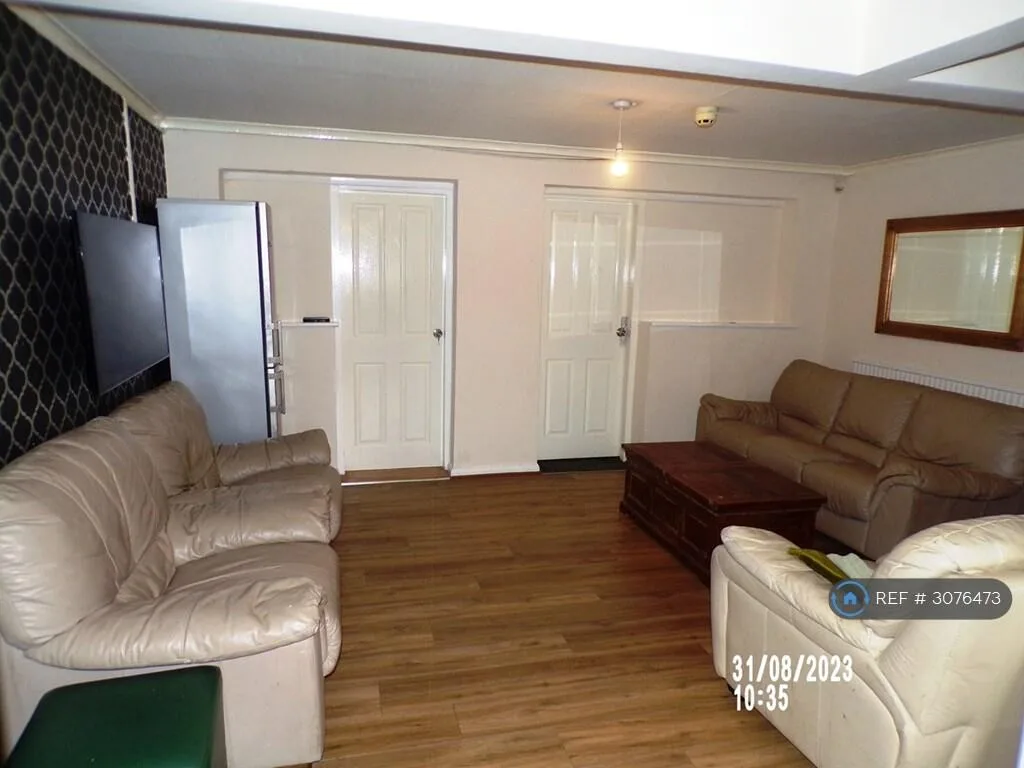 8 bedroom end of terrace house for rent