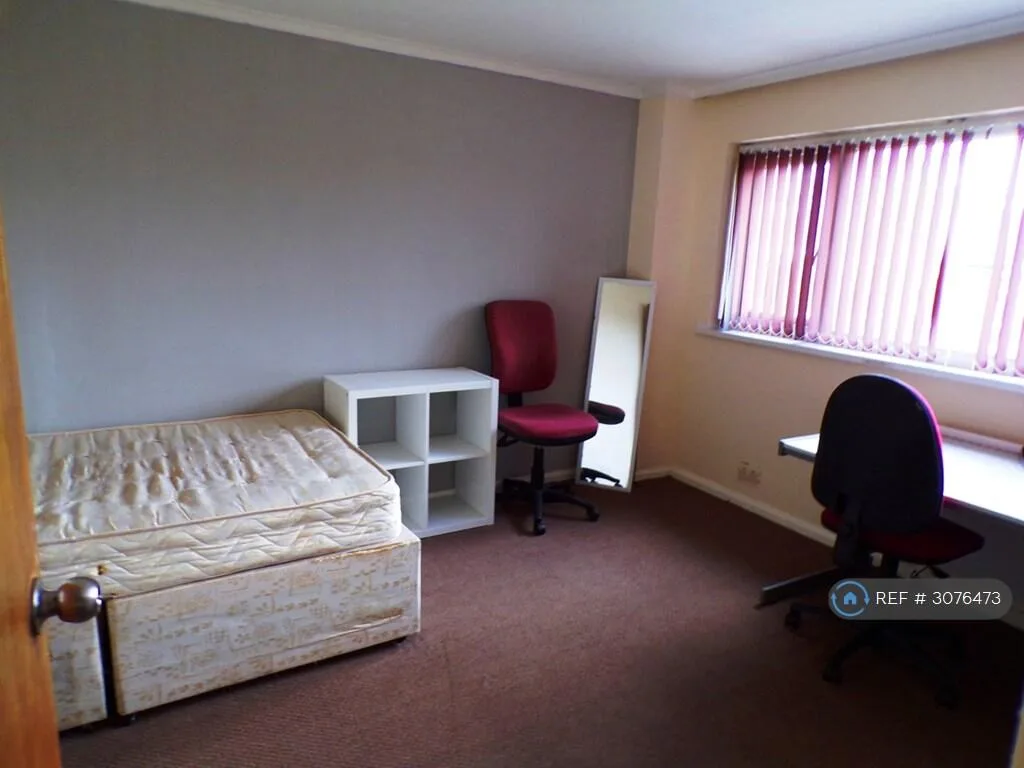 8 bedroom end of terrace house for rent