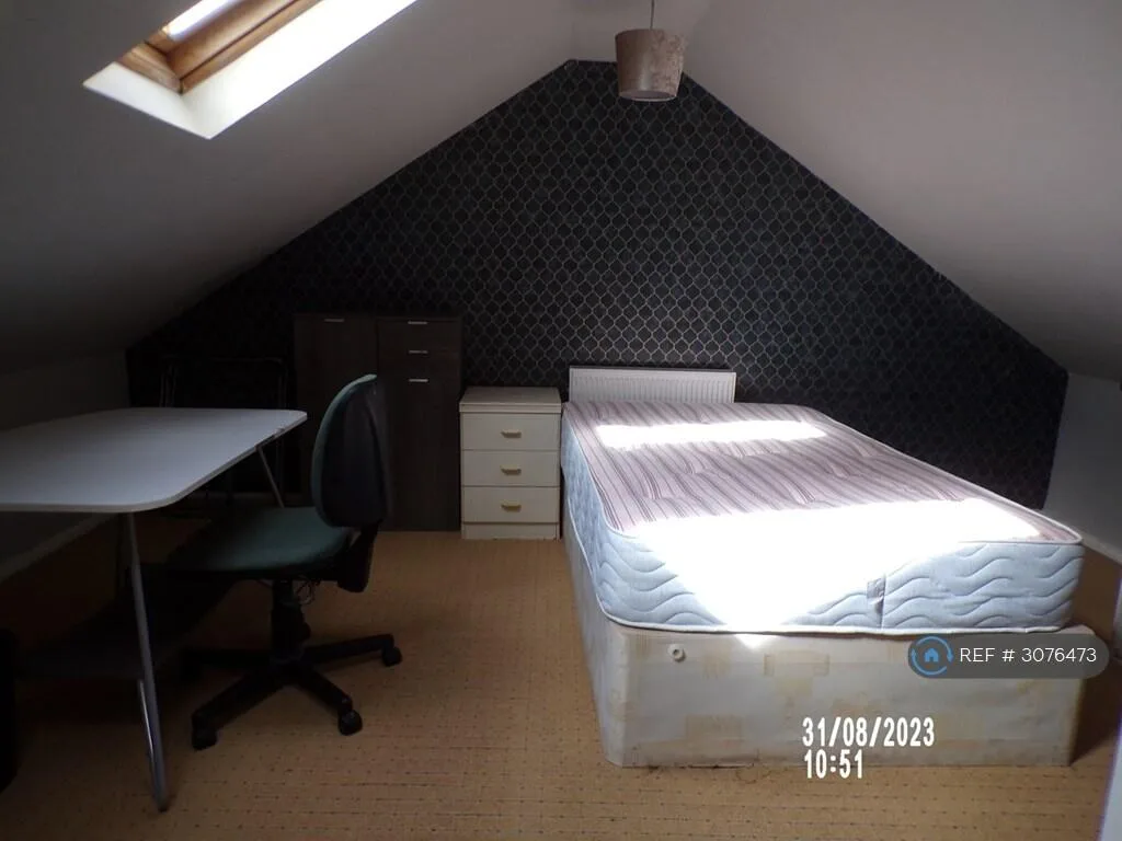 8 bedroom end of terrace house for rent