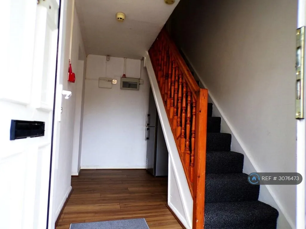 8 bedroom end of terrace house for rent