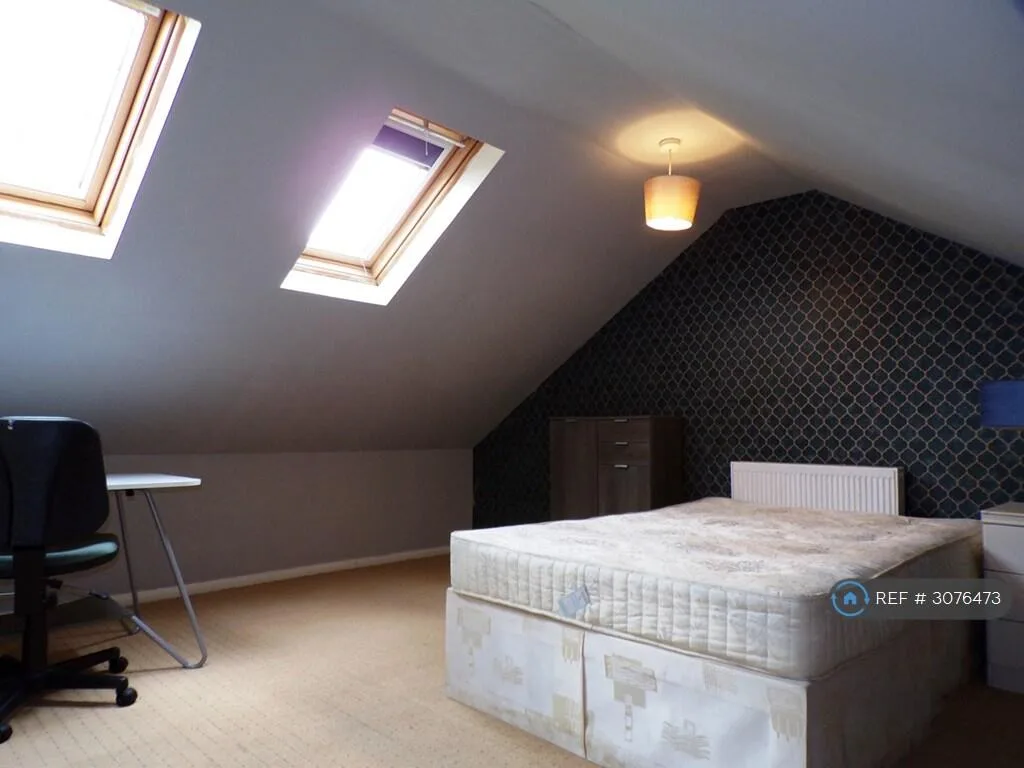 8 bedroom end of terrace house for rent
