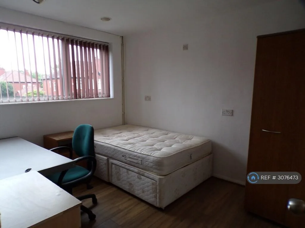 8 bedroom end of terrace house for rent