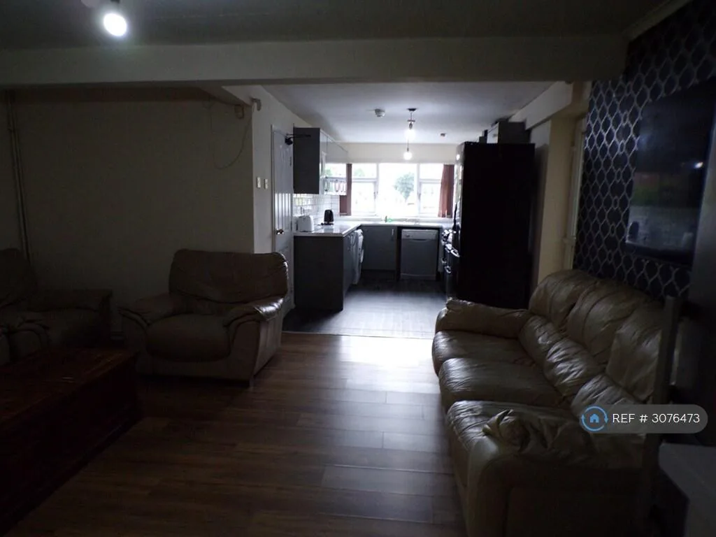 8 bedroom end of terrace house for rent