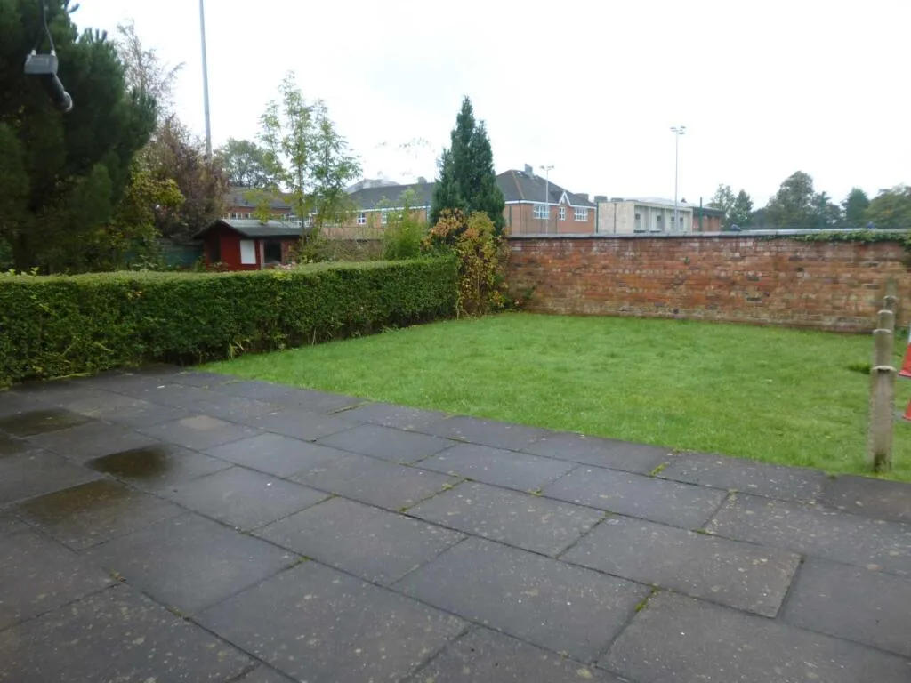 6 bedroom semi-detached house for rent