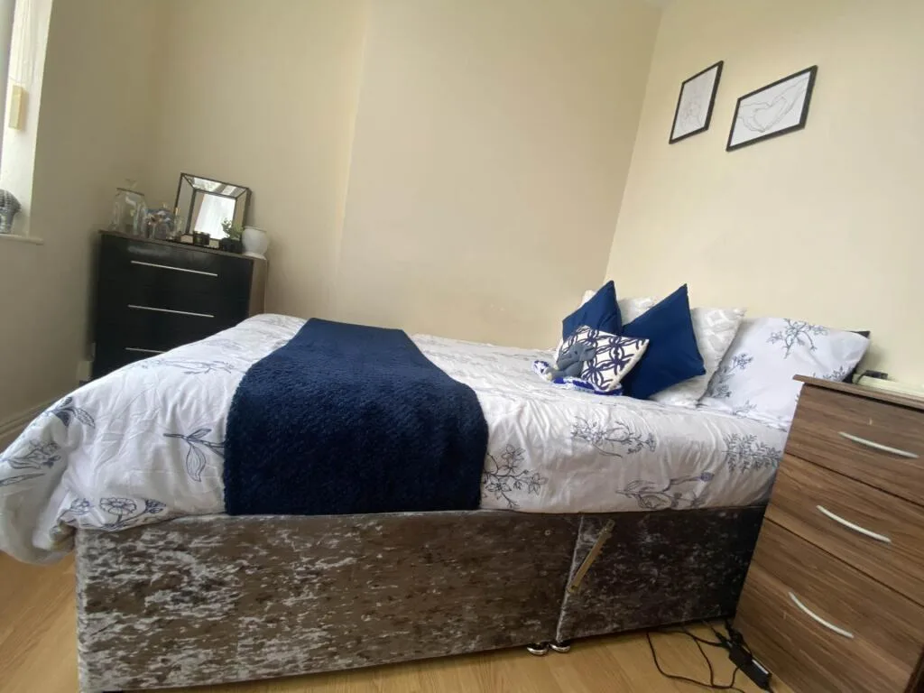 6 bedroom semi-detached house for rent