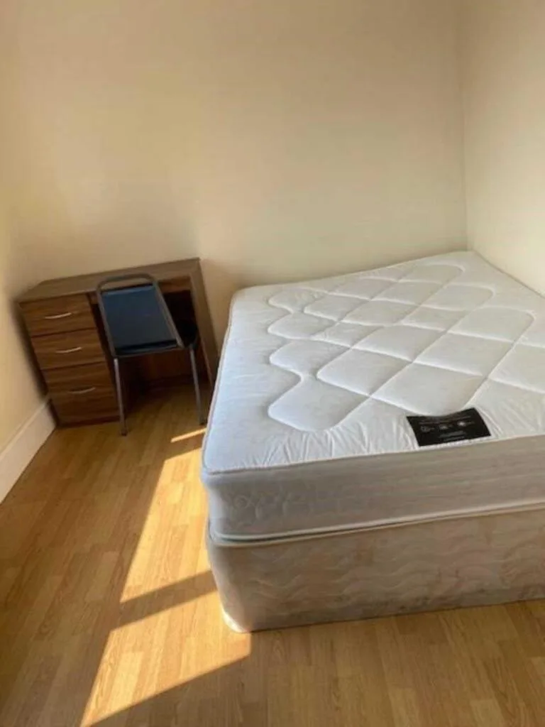 6 bedroom semi-detached house for rent