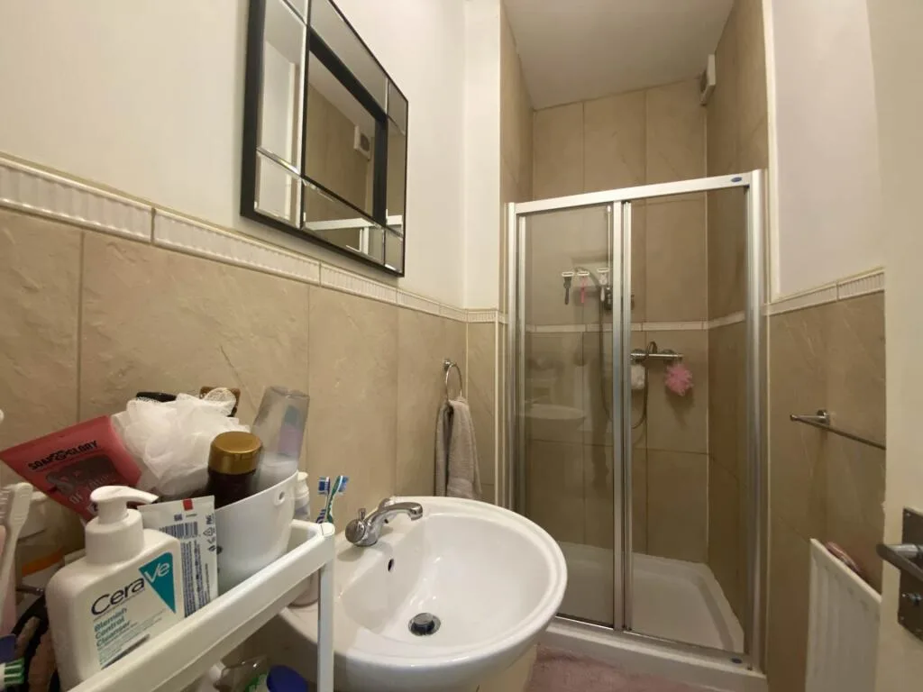 6 bedroom semi-detached house for rent