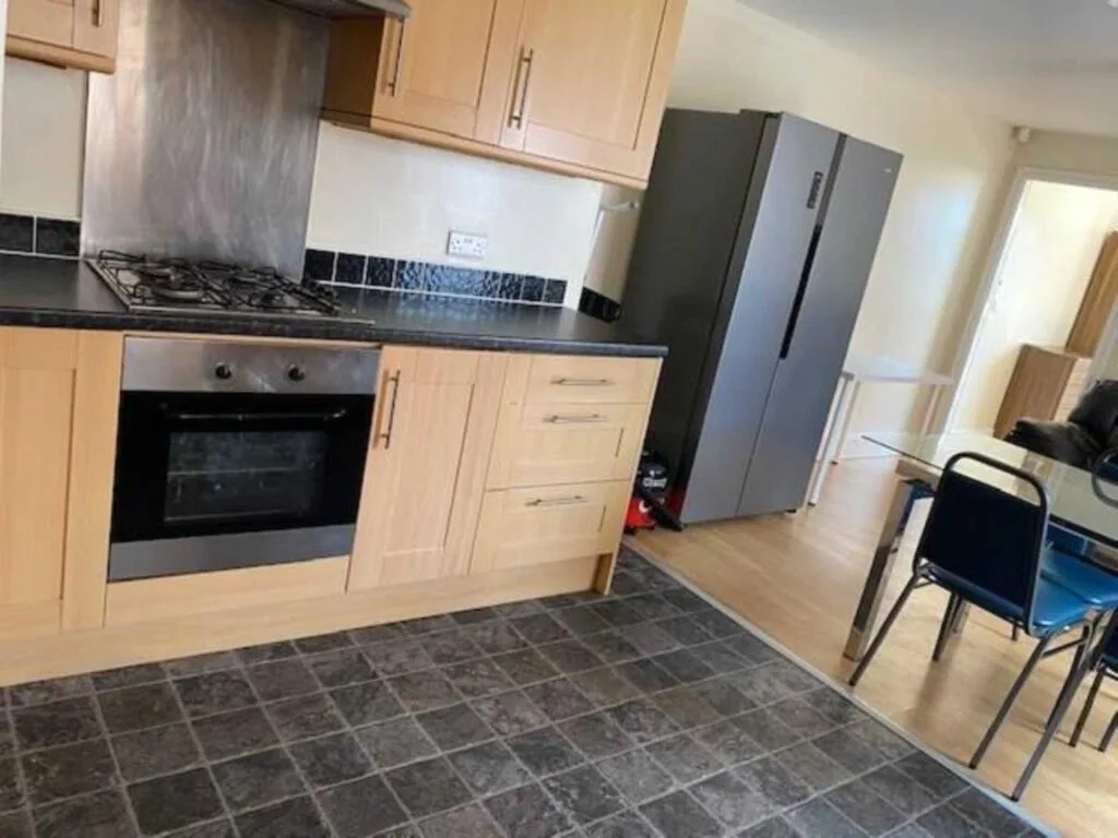 6 bedroom semi-detached house for rent