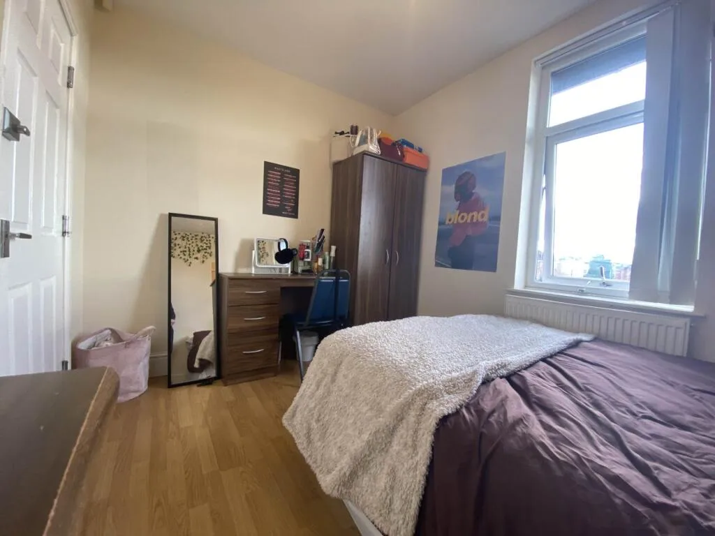 6 bedroom semi-detached house for rent