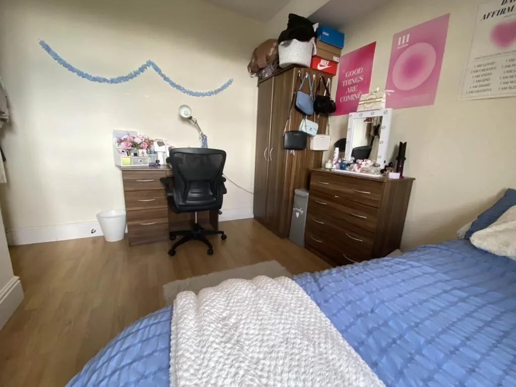 6 bedroom semi-detached house for rent