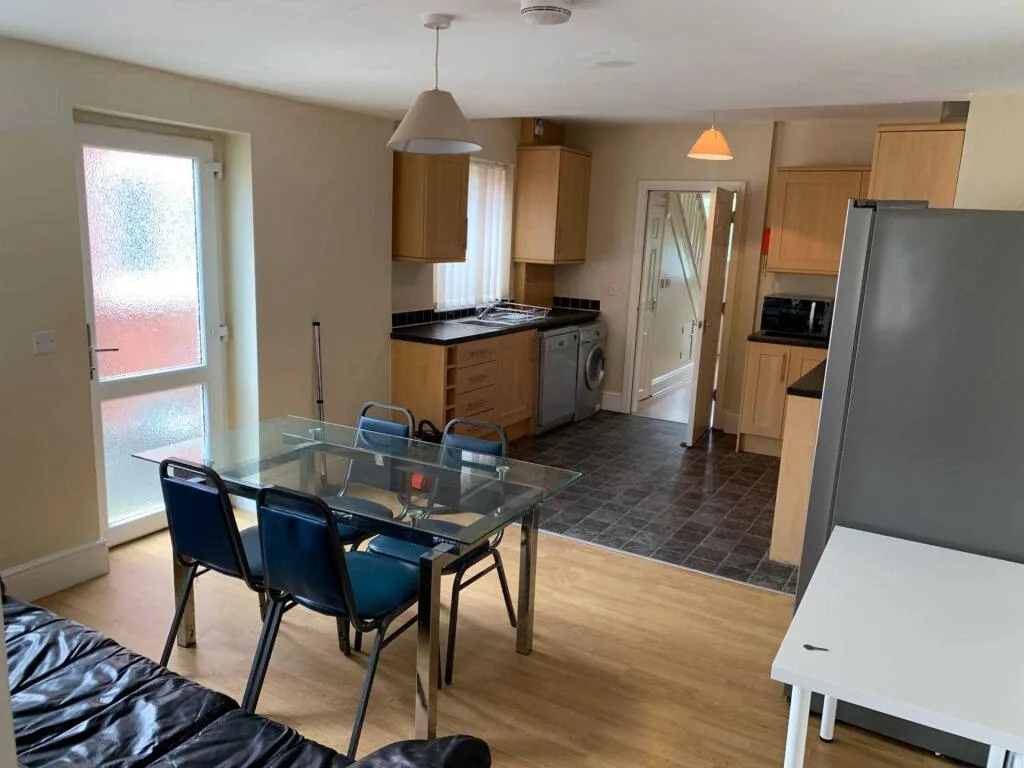 6 bedroom semi-detached house for rent