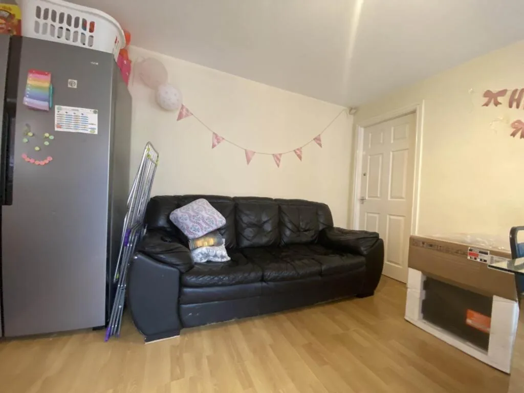 6 bedroom semi-detached house for rent