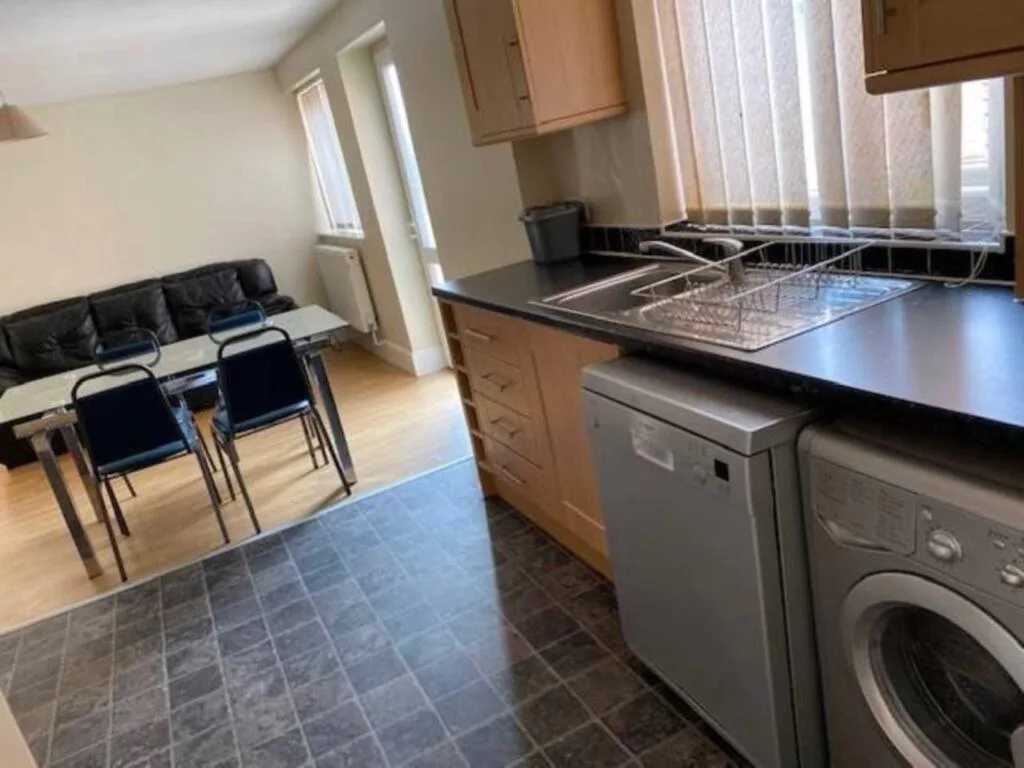 6 bedroom semi-detached house for rent
