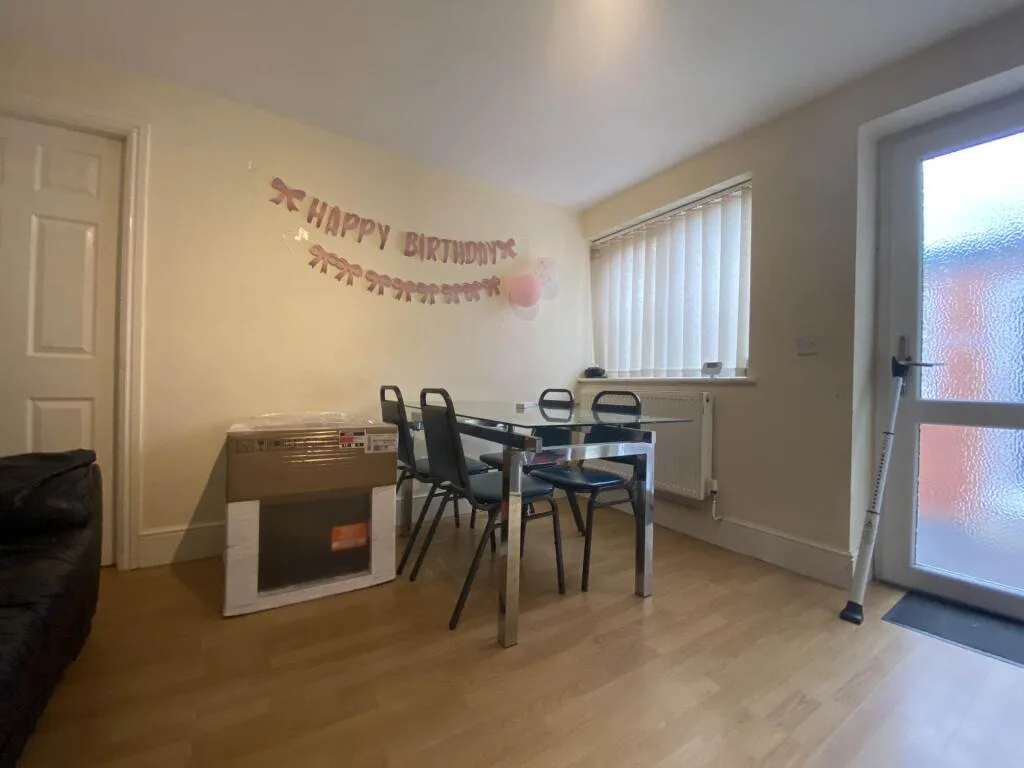 6 bedroom semi-detached house for rent