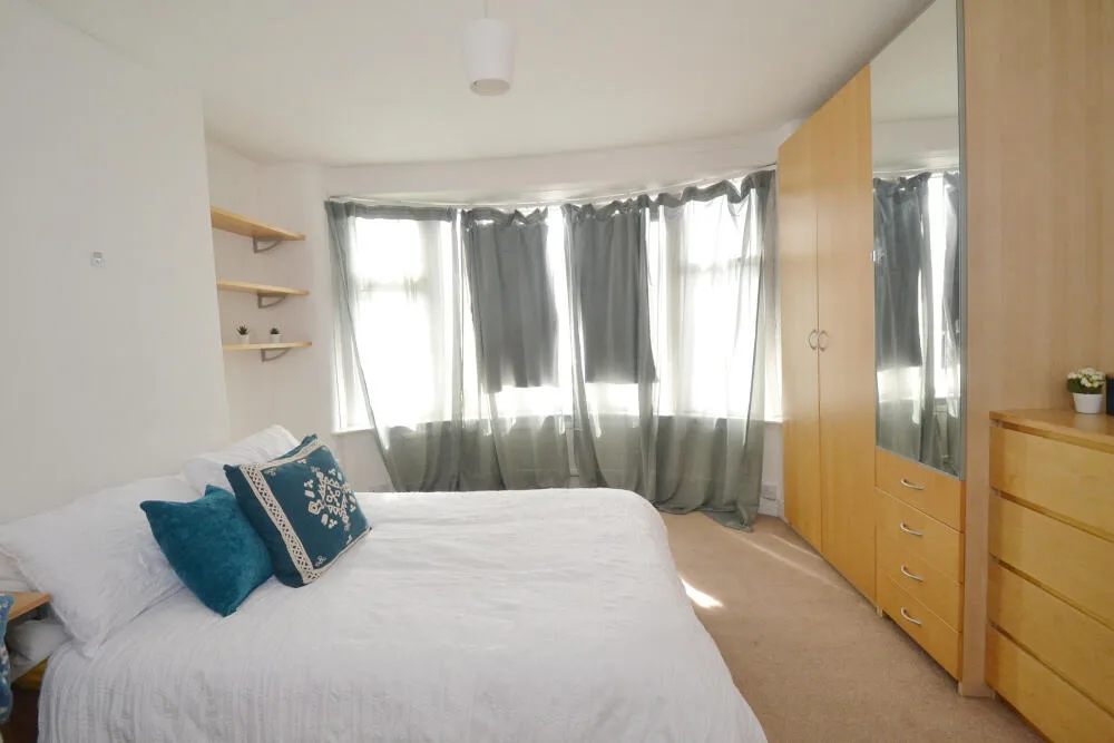 5 bedroom semi-detached house for rent