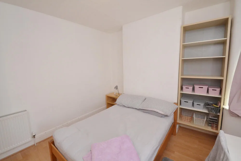 5 bedroom semi-detached house for rent