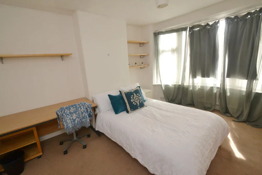 5 bedroom semi-detached house for rent