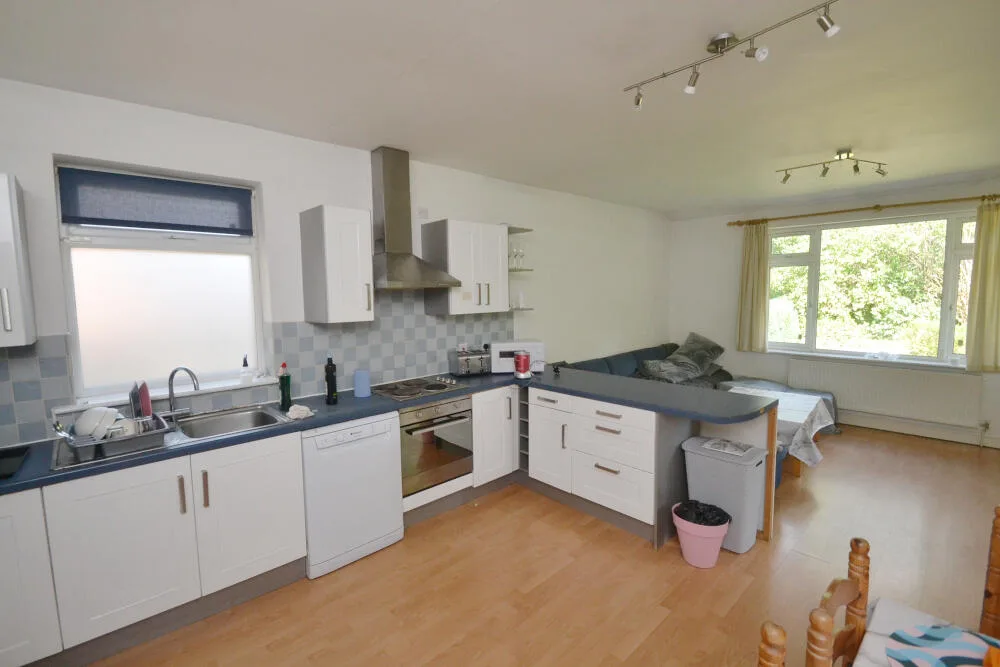 5 bedroom semi-detached house for rent