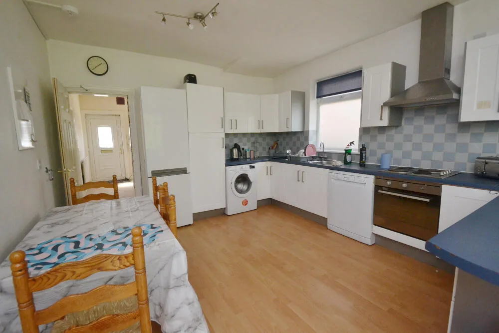 5 bedroom semi-detached house for rent