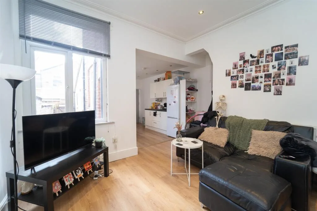 5 bedroom terraced house for rent