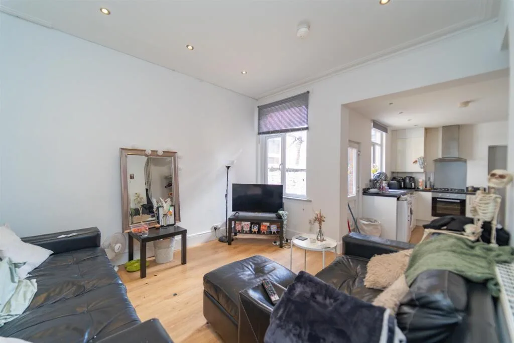 5 bedroom terraced house for rent