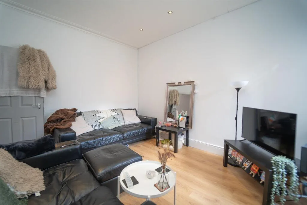 5 bedroom terraced house for rent