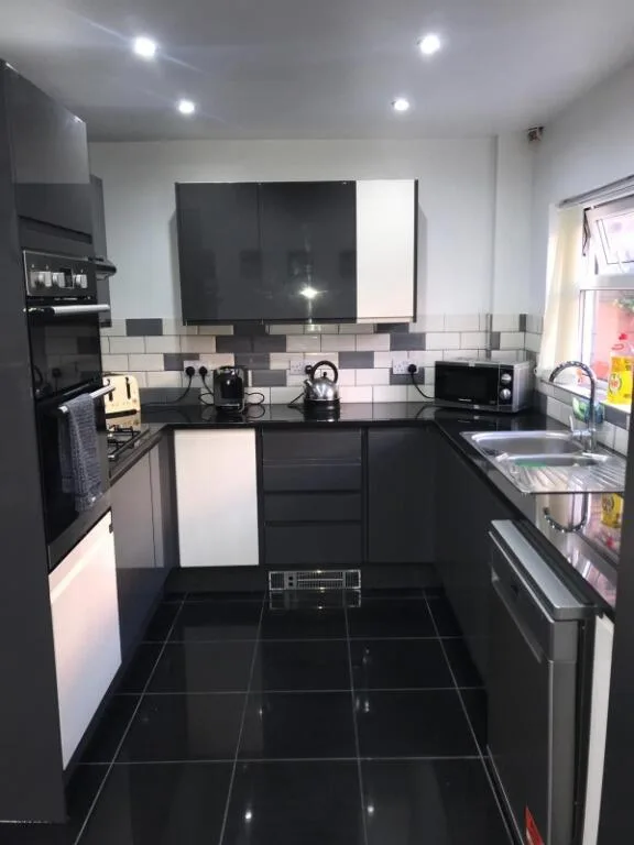 6 bedroom terraced house for rent