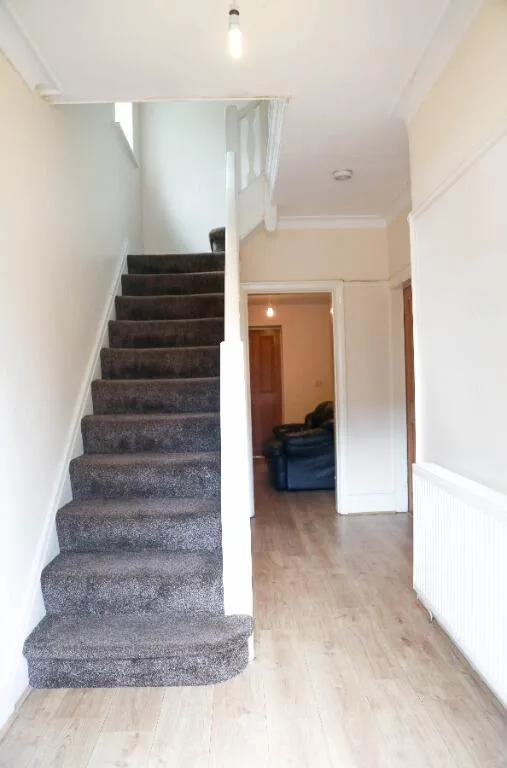6 bedroom semi-detached house for rent