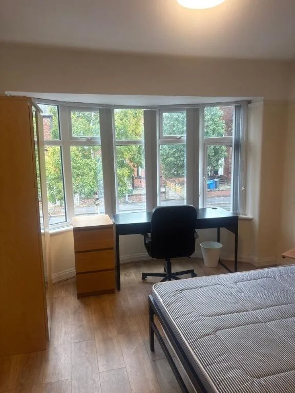 6 bedroom semi-detached house for rent