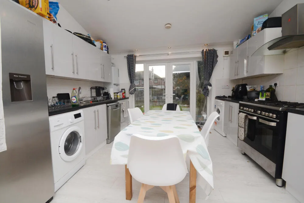 6 bedroom semi-detached house for rent