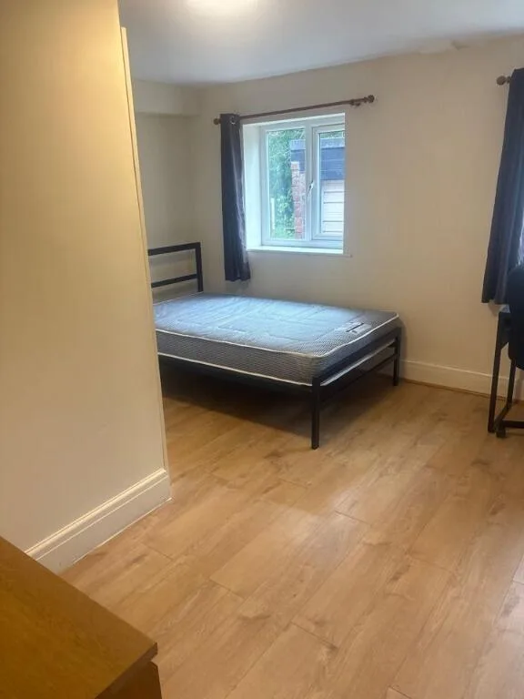 6 bedroom semi-detached house for rent