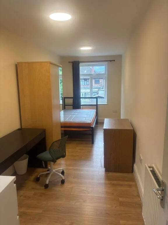 6 bedroom semi-detached house for rent
