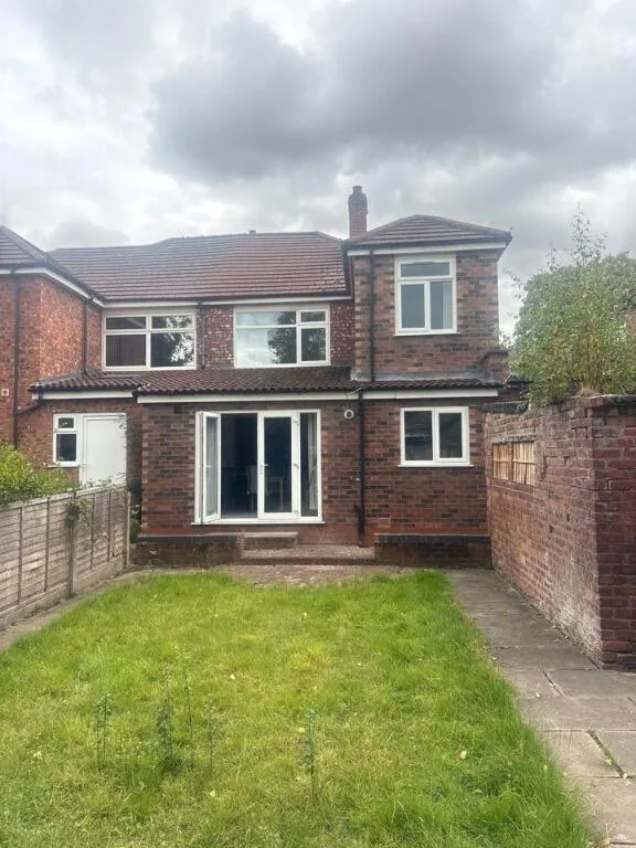 6 bedroom semi-detached house for rent