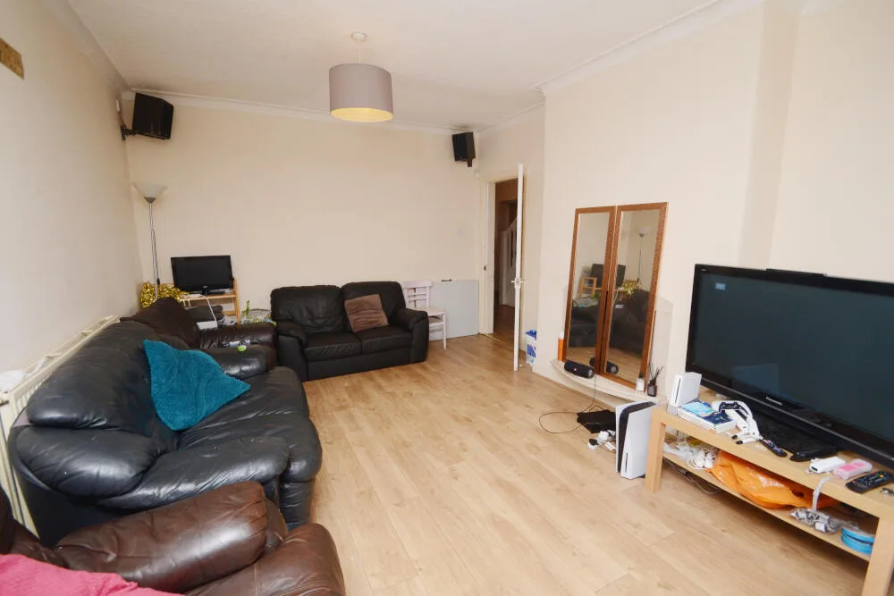 6 bedroom semi-detached house for rent
