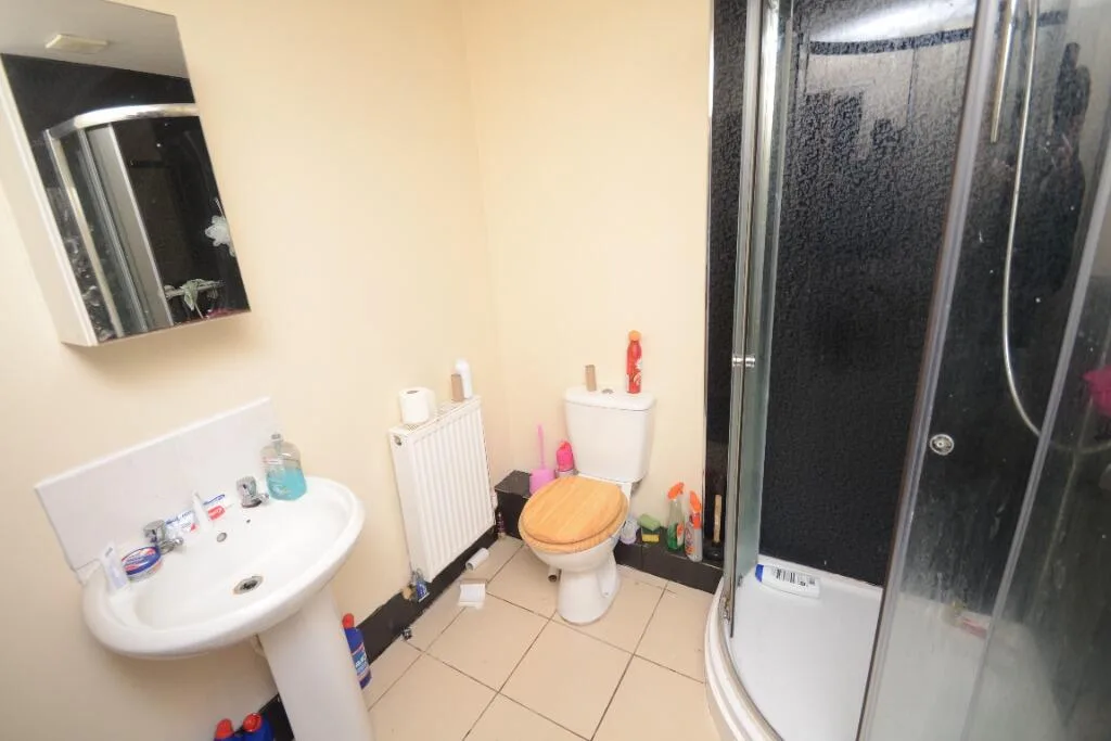 6 bedroom semi-detached house for rent