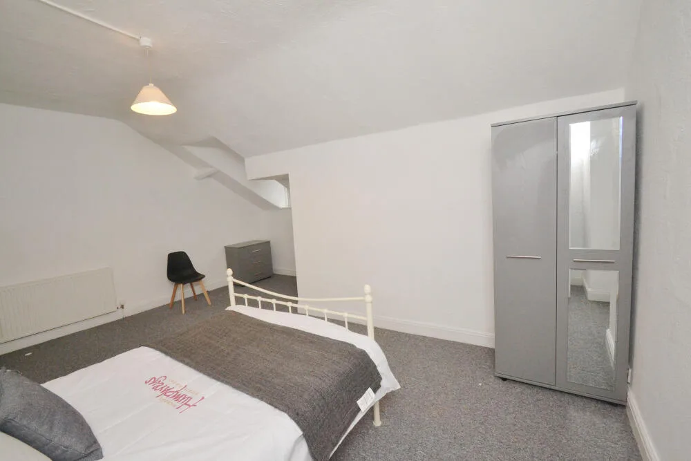 5 bedroom terraced house for rent