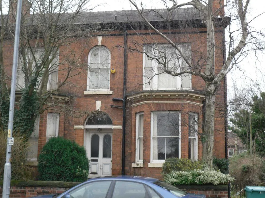 6 bedroom semi-detached house for rent