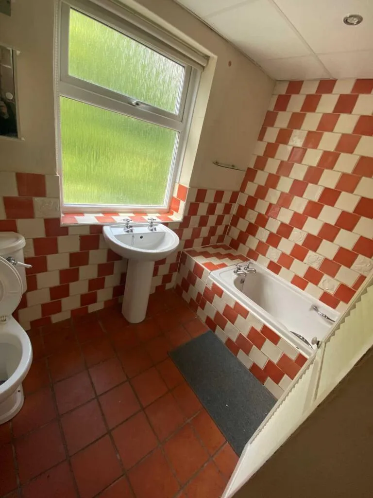 6 bedroom semi-detached house for rent