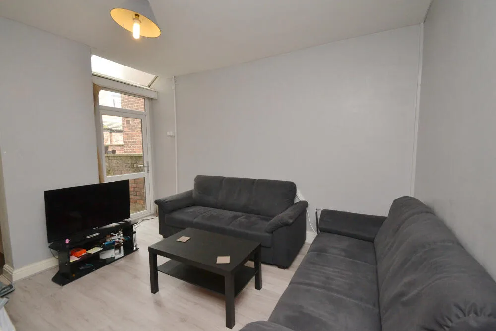 5 bedroom terraced house for rent