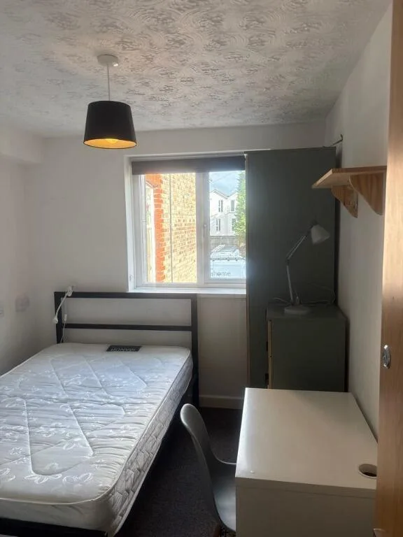 6 bedroom semi-detached house for rent