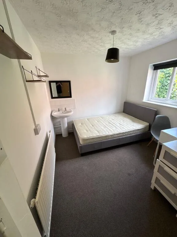 6 bedroom semi-detached house for rent