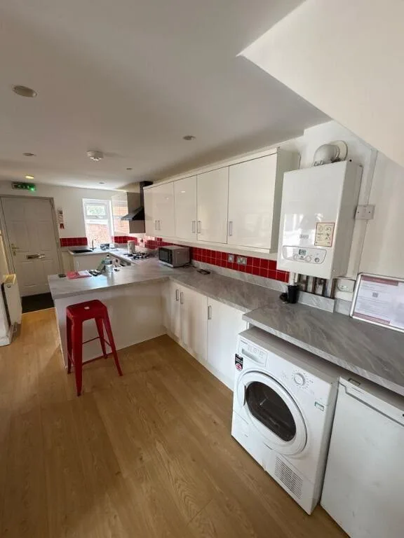 6 bedroom semi-detached house for rent